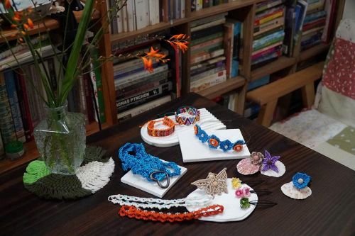 Đến với Hội sách, người tham gia có cơ hội tự tay trải nghiệm nghệ thuật thắt dây thủ công, tạo nên những sản phẩm mộc mạc nhưng giàu tính nghệ thuật