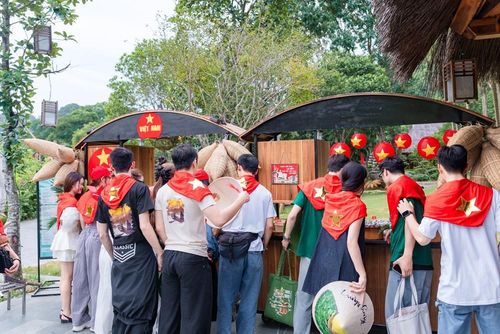 Du khách thích thú khi được thưởng thức các dòng trà 100% từ tự nhiên do Thung Nham cung cấp