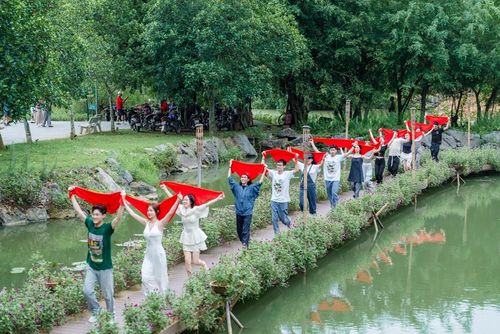 Nhiều đoàn khách du lịch thích thú chụp ảnh tại không gian đậm chất lịch sử ở Thung Nham