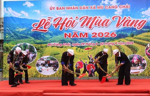 Các đội tranh tài ở các nội dung múa khèn đơn, khèn đôi và múa khèn tập thể