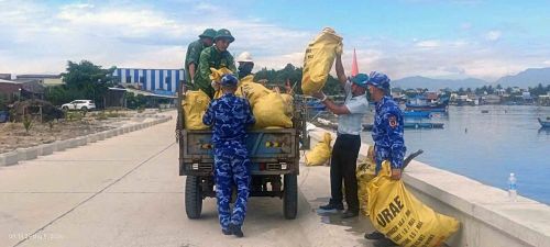 Cán bộ, chiến sĩ Hải đội 23 phối hợp cùng địa phương thu gom 2 tấn rác thải