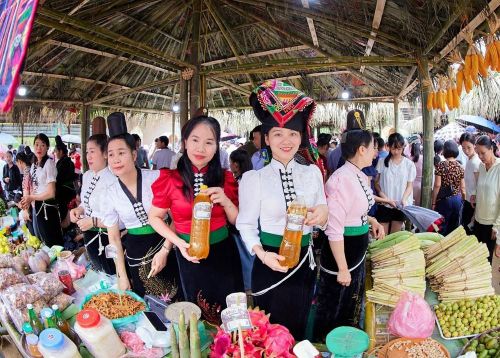 Phát biểu tại lễ khai mạc, ông Đặng Ngọc Hậu, Phó Chủ tịch UBND tỉnh Sơn La đề nghị địa phương từng bước xây dựng chợ phiên mang nét riêng, ưu tiên những sản phẩm đặc trưng, bảo đảm chất lượng, nông sản sạch và sản phẩm OCOP. Ông cũng lưu ý xã cần chú trọng xây dựng thương hiệu, nhãn mác, niêm yết giá, truy xuất nguồn gốc; đẩy mạnh chuyển đổi số trong quảng bá, tiêu thụ sản phẩm; đồng thời gắn chợ phiên với các hoạt động văn hóa, trò chơi dân gian và du lịch trải nghiệm