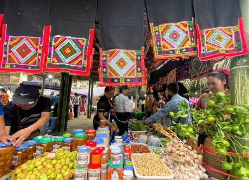 Chợ phiên quy tụ gần 50 gian hàng, trong đó có các gian đại diện cho 16 bản trên địa bàn. Nhiều sản phẩm do chính người dân sản xuất, thu hoạch và sơ chế được bày bán như rau, củ, quả, măng, chuối, mật ong, gia cầm, trứng, thịt khô, thịt hun khói, hàng thổ cẩm, sản phẩm thủ công mỹ nghệ, sản phẩm OCOP...