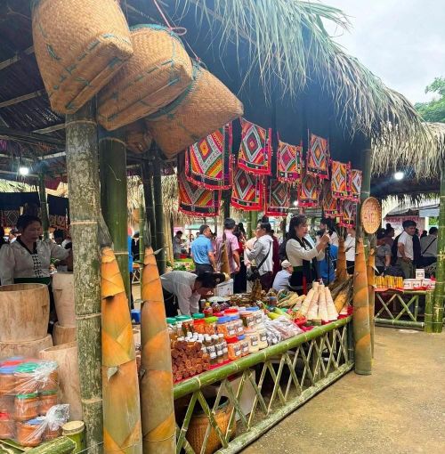 Bên cạnh đó còn có cà phê, dược liệu, giống cây trồng, vật nuôi, thủy sản cùng nhiều món ăn đặc trưng vùng cao. Không gian chợ vì thế không chỉ phục vụ mua bán mà còn giúp du khách trực tiếp tìm hiểu sản vật, cách làm ra sản phẩm và đời sống sản xuất của người dân địa phương
