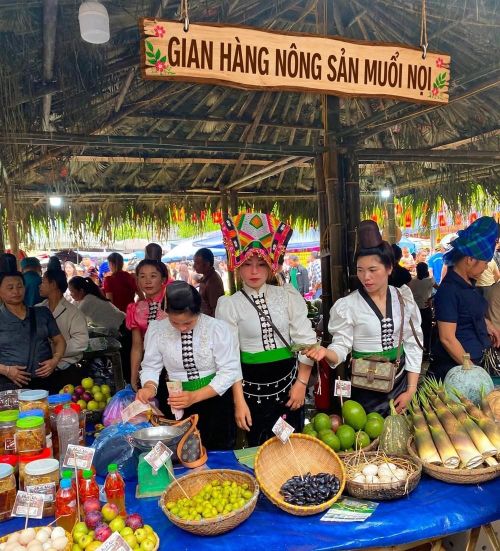 Một trong những điểm hấp dẫn của chợ phiên là không gian ẩm thực với cá pỉnh tộp, gà nướng, cơm lam, canh bon, thắng cố cùng nhiều món ăn dân tộc. Du khách còn có thể xem các tiết mục văn nghệ quần chúng, tham gia trò chơi dân gian, giao lưu dân vũ, vòng xòe đoàn kết...