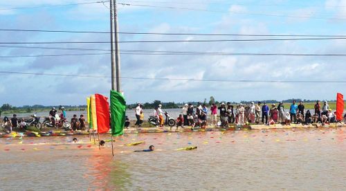 Bơi đua bằng cây chuối đòi hỏi sự khéo léo và khả năng giữ thăng bằng