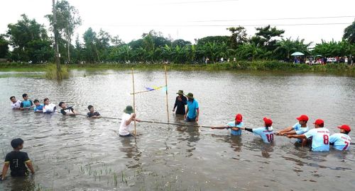 Sôi nổi với môn kéo co dưới nước
