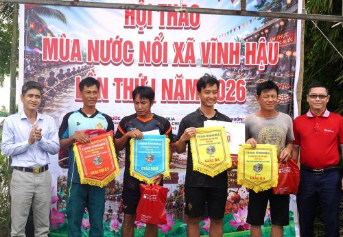Ban Tổ chức trao giải môn bơi đua bằng cây chuối