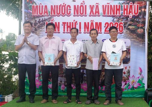 Ban Tổ chức trao trang phục thi đấu cho các đội