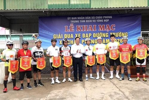 Ban Tổ chức tặng cờ các vận động viên tham gia Giải đua xe đạp đường trường năm 2026 xã Châu Phong