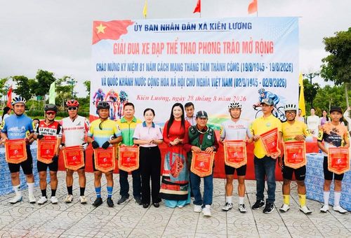Ban Tổ chức tặng cờ cho câu lạc bộ xe đạp phong trào trong và ngoài địa phương tham dự giải đua
