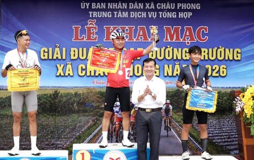 Ban Tổ chức đã trao giải nhất, nhì, ba cho các vận động viên tham gia Giải đua xe đạp đường trường năm 2026 xã Châu Phong