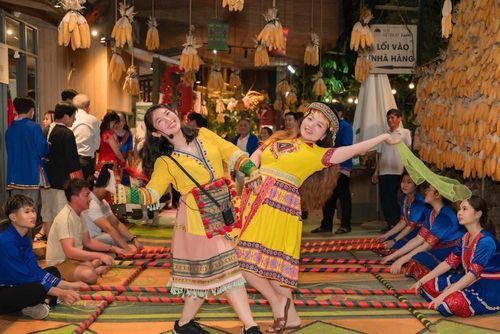 Chương trình biểu diễn văn hóa nghệ thuật vùng miền phục vụ du khách tại một điểm đến ở Thành phố Hồ Chí Minh. Ảnh: Huyền Trang – TTXVN