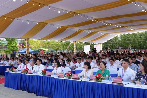 Các đại biểu và du khách dự lễ hội đền Bảo Hà. Ảnh Hồng Ninh - TTXVN