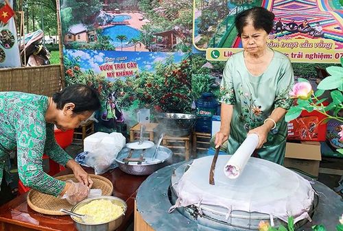 Trình diễn món ăn tại sự kiện "Ẩm thực Tây Đô" - Ảnh: Kiều Mai