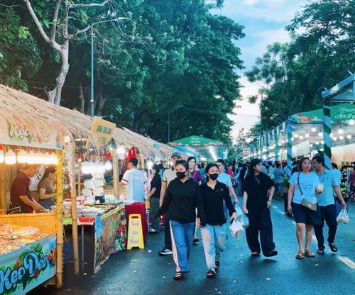 Đông đảo người dân và du khách tham dự sự kiện tối 28/8 - Ảnh: chinhphu.vn/ Lê Sơn