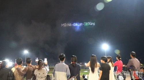Những dòng chữ được tạo nên giữa không trung, tái hiện những điểm đến đặc trưng của Lâm Đồng.