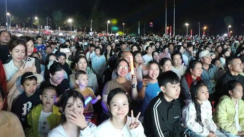 Mặc dù thời tiết không thuận lợi, trời có mưa nhưng du khách và người dân vấn kéo về Quảng trường trung tâm Gia Nghĩa rât đông để tham dự lễ bế mạc.