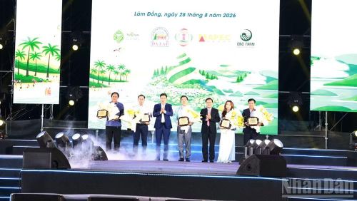 Lãnh đạo tỉnh Lâm Đồng trao tặng biểu trưng và hoa cho các đơn vị đồng hành.