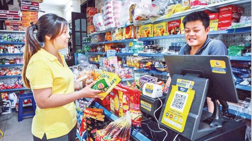 Người dân mua sắm hàng hóa tại một hộ kinh doanh nhỏ lẻ trên địa bàn Thành phố Hà Nội (Ảnh: THÀNH ĐẠT)
