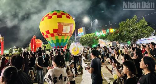 Đông đảo nhân dân trong tỉnh Cà Mau "đổ xô" về phường Bạc Liêu tận mắt chứng kiến Ngày hội Văn hóa di sản và Lễ hội Khinh khí cầu lần thứ I, năm 2026. (Ảnh: TRỌNG DUY)