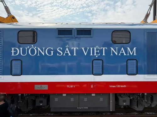 Màu sắc sơn và thương hiệu được sơn trên đầu máy D19E. (Ảnh: VNR)
