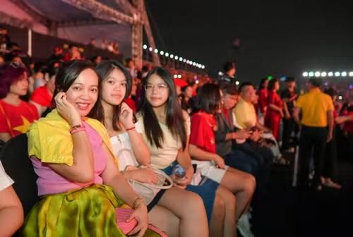 Chị Hiền Phương hạnh phúc khi thấy hai con hào hứng với chương trình nghệ thuật chính luận gắn liền với hai chữ "Tổ quốc" thiêng liêng.