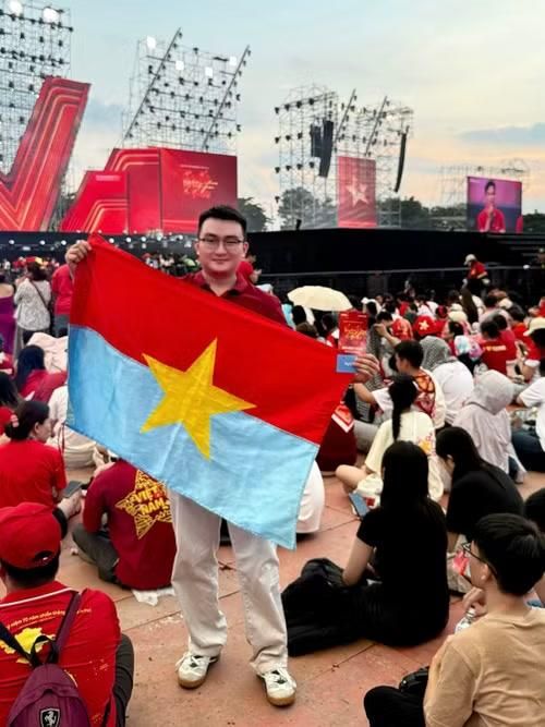 Anh Trần Thanh Tùng đến chương trình từ sớm để tìm cho mình vị trí thoải mái nhất.