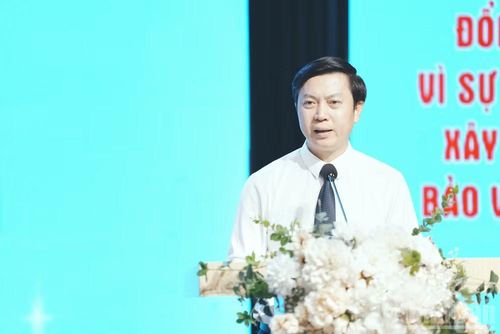 Đồng chí Nguyễn Hoàng Tùng, Ủy viên Ban Thường vụ Tỉnh ủy, Phó Chủ tịch thường trực Ủy ban Mặt trận Tổ quốc Việt Nam tỉnh Lạng Sơn phát biểu chỉ đạo Đại hội. (Ảnh: Quốc Đạt)