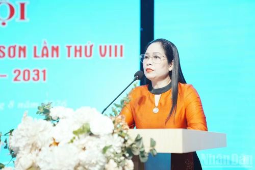 Đồng chí Vũ Thị Hà, Ủy viên Ban Chấp hành Hội Nhà báo Việt Nam, Phó Chánh Văn phòng Hội Nhà báo Việt Nam phát biểu tại Đại hội. (Ảnh: Quốc Đạt)