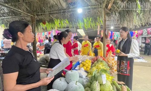 Tại chợ phiên xã Muổi Nọi, các sản phẩm hoa quả của địa phương cũng được bày bán nhiều. (Ảnh: QUỲNH LIÊN)