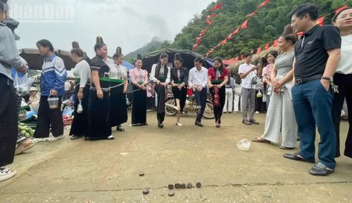 Tại chợ phiên Muổi Nọi, du khách còn được tham gia các trò chơi dân gian của đồng bào dân tộc Thái. (Ảnh: QUỲNH LIÊN)