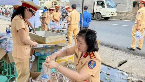 Lực lượng Cảnh sát giao thông (Công an tỉnh Đồng Tháp) chuẩn bị các phần quà để tặng cho người dân về quê nghỉ lễ.