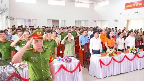 Chào cờ tại xã Trà Vong. (Ảnh: xã Trà Vong cung cấp)