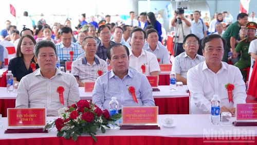Các đồng chí lãnh đạo Cà Mau (hàng trên cùng) tham dự lễ khởi công. (Ảnh: HỮU TÙNG)