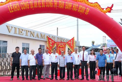 Lãnh đạo, nguyên lãnh đạo tỉnh Cà Mau và các đơn vị có liên quan cùng chính quyền địa phương chụp ảnh lưu niệm tại lễ khởi công dự án. (Ảnh: HỮU TÙNG)