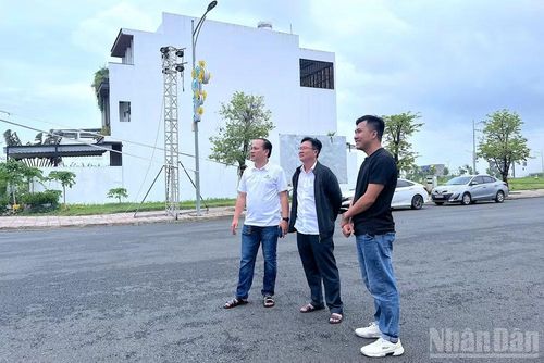 Phó Giám đốc Sở Văn hóa-Thể thao và Du lịch tỉnh Cà Mau Nguyễn Chí Công (bìa trái), cùng đại diện Công an tỉnh và lãnh đạo phường Tân Thành kiểm tra khu vực tuyến đường đi bộ tại Khu đô thị Happy Home Cà Mau. (Ảnh: HỮU TÙNG)