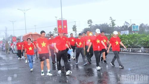 Đông đảo đại biểu là lãnh đạo và cán bộ, công chức, nhân dân Cà Mau hưởng ứng đi bộ "Cùng Việt Nam tiến bước" năm 2025. (Ảnh: HỮU TÙNG)