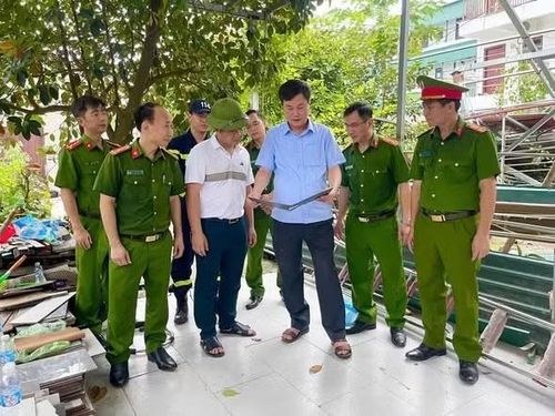 Lãnh đạo Công an tỉnh và địa phương có mặt tại hiện trường.