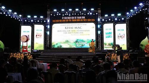 Quang cảnh khai mạc hội làng. (Ảnh: Anh Quân)