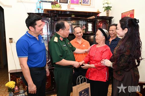 Thiếu tướng Đoàn Xuân Bộ và các đại biểu thăm, tặng quà bà Lê Thị Diệm (86 tuổi) là vợ liệt sĩ. Ảnh: XUÂN CƯỜNG 