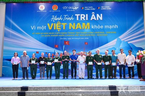  Trao quà tặng thương binh, bệnh binh, gia đình liệt sĩ. Ảnh: XUÂN CƯỜNG