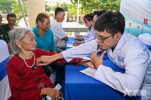 Tư vấn, kiểm tra các chỉ số sức khỏe cho đối tượng chính sách tại đặc khu Côn Đảo. Ảnh: XUÂN CƯỜNG