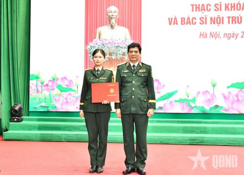 Thượng úy Trần Thị Tâm nhận bằng tốt nghiệp. 