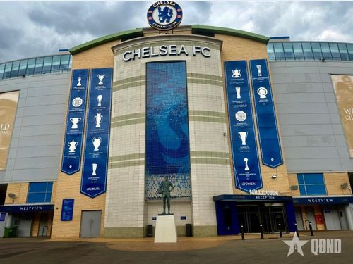 Danh thủ Peter Osgood được dựng tượng bên ngoài sân Stamford Bridge.