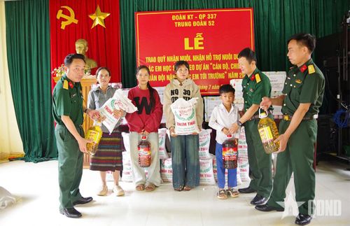 Trung đoàn 52, Đoàn Kinh tế - Quốc phòng 337 (Quân khu 4) tổ chức Lễ nhận đỡ đầu và trao quà tặng học sinh có hoàn cảnh khó khăn.