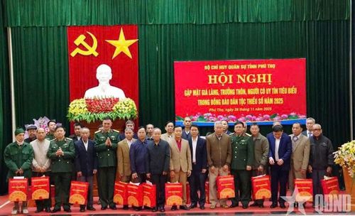 Thủ trưởng Bộ CHQS tỉnh Phú Thọ cùng các đại biểu trao quà lưu niệm tặng các già làng, trưởng thôn, người có uy tín tiêu biểu trong đồng bào dân tộc thiểu số.