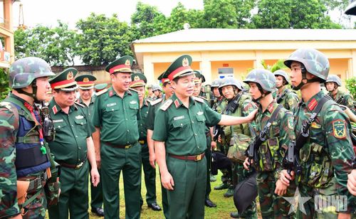 Thượng tướng Đỗ Xuân Tụng, Ủy viên Trung ương Đảng, Phó chủ nhiệm Tổng cục Chính trị và lãnh đạo Quân khu 2 kiểm tra công tác sẵn sàng chiến đấu tại Đại đội Thiết giáp 1, Bộ CHQS tỉnh Phú Thọ.