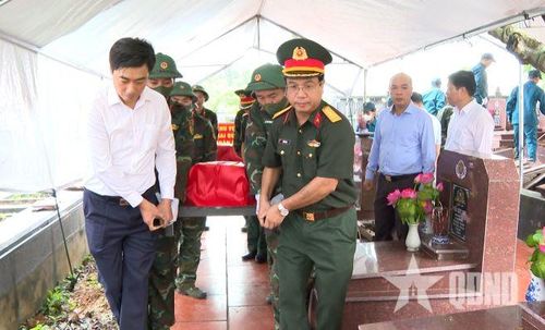 Bộ CHQS tỉnh cùng đại diện cấp ủy, chính quyền địa phương di chuyển hài cốt liệt sĩ sau khi hoàn thành công tác lấy mẫu sinh phẩm ADN xác định danh tính tại Nghĩa trang phường Vân Phú.