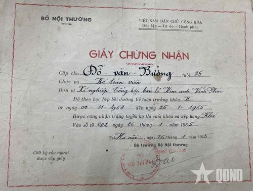 Giấy chứng nhận nghiệp vụ kế toán trước khi nhập ngũ của liệt sĩ Đỗ Văn Bưởng.